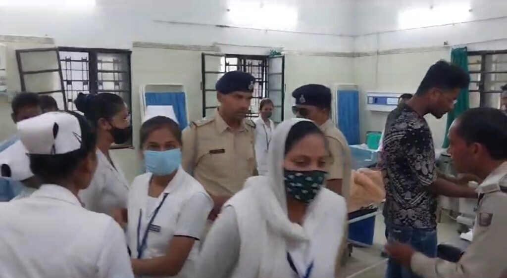 शहर के ओवरब्रिज पर गैस सिलेंडर लदे ट्रक ने महिला को मारी ठोकर, DMCH ले जाने के दौरान रास्ते में ही हुई मौत 1 Picsart 23 09 28 17 49 01 623