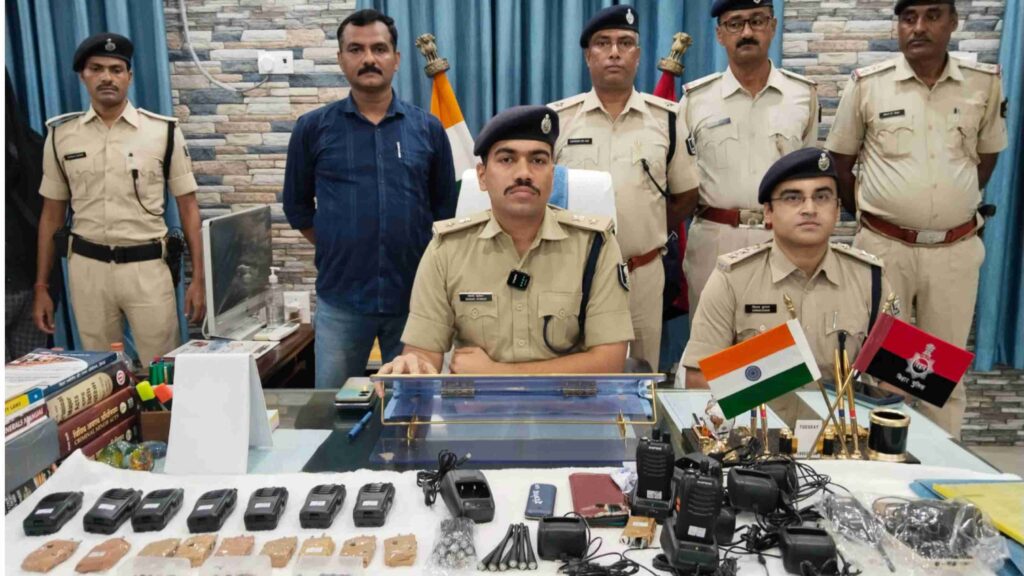 समस्तीपुर में सिपाही भर्ती परीक्षा से पूर्व ही चार मुन्नाभाई गिरफ्तार, कई इलेक्ट्रॉनिक डिवाइस और परीक्षार्थियों के एडमिट कार्ड भी बरामद 1 Picsart 23 09 30 19 14 17 825