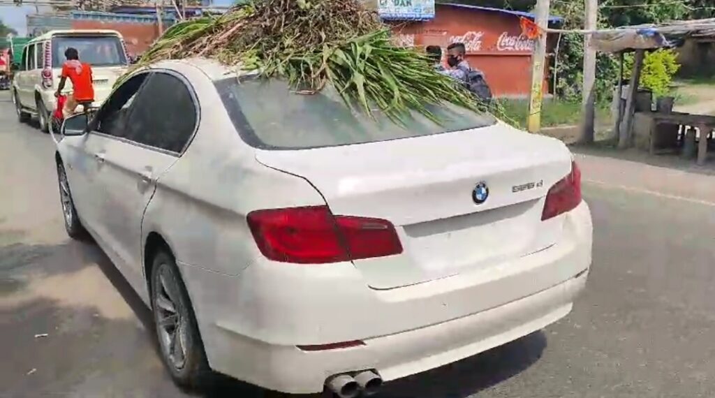 समस्तीपुर में BMW कार के उपर जनेर ले जाने वाले किसान की पूरे देश भर में चर्चा, अब तक 2.7 मिलियन व्यूज और 3 लाख 28 हजार शेयर हो चुका है वीडियो 1 Screenshot 2023 09 04 22 04 03 40 92460851df6f172a4592fca41cc2d2e6 01