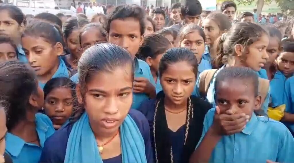 हेड मास्टर द्वारा उकसाने पर असमाजिक तत्वों ने शिक्षक के साथ गाली-गलौज व मारपीट की, छात्र-छात्राओं ने एचएम के खिलाफ खोला मोर्चा 1 Screenshot 2023 09 15 09 48 47 56 92460851df6f172a4592fca41cc2d2e6 01