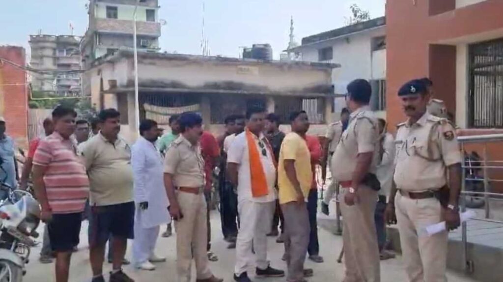 बिहार: दो लड़कियों से दुष्कर्म करके भाजपा नेता ने बना लिया था वीडियो, ब्लैकमेल करने लगा तो लड़की के प्रेमी ने कर दी हत्या 1 betia bjp leader sonu murder