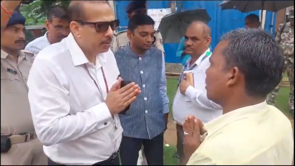 बारिश का बहाना बताकर क्या-क्या करोगे, 10 मर्डर कर दोगे क्या? फर्श पर बच्चों को बैठा देख प्रिंसिपल पर भड़के केके पाठक 1 kmc 20230922 170246