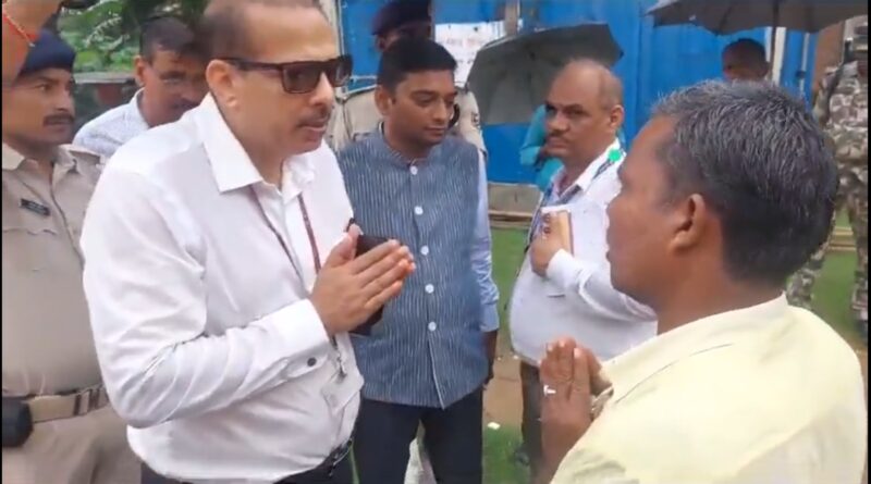 बारिश का बहाना बताकर क्या-क्या करोगे, 10 मर्डर कर दोगे क्या? फर्श पर बच्चों को बैठा देख प्रिंसिपल पर भड़के केके पाठक 1 kmc 20230922 170246