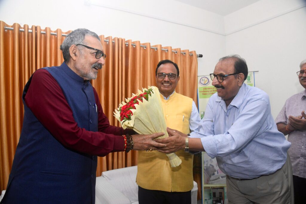 ग्रामीण विकास एवं पंचायती राज मंत्री गिरिराज सिंह पहुंचे केन्द्रीय कृषि विश्वविद्यालय पूसा, आगामी योजनाओं पर की चर्चा 1 20231002 074515