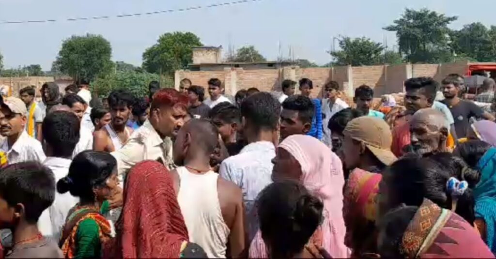 दूध लाने जा रही बच्ची हुई सड़क हादसे की शिकार, मौत के बाद आक्रोशित लोगों ने किया सड़क जाम 1 20231011 132029