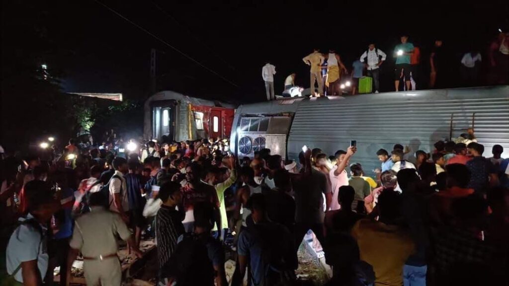 बिहार में बड़ा ट्रेन हादसा, रातभर चला रेस्क्यू ऑपरेशन; घटनास्थल पर पहुंचे केंद्रीय मंत्री समेत अन्य अधिकारी... 1 20231012 073015