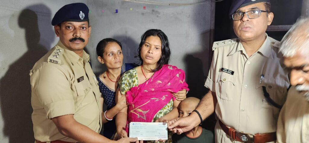 बिहार पुलिस के शहीद जवान अमिता बच्चन की पत्नी को सौंपा गया 25 लाख का चेक, वाहन चेकिंग के दौरान अपराधियों ने की थी हत्या 1 20231019 062648