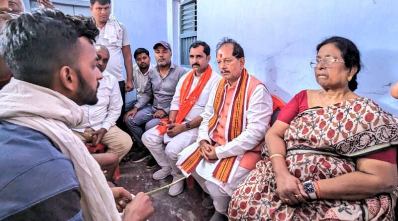 पूर्व उप-मुख्यमंत्री व नेता प्रतिपक्ष दलसिंहसराय पहुंच मृतक अंडा कारोबारी के परिजनों से मिले, चाचा-भतीजे की सरकार पर जमकर बोला हमला 1 20231020 170215