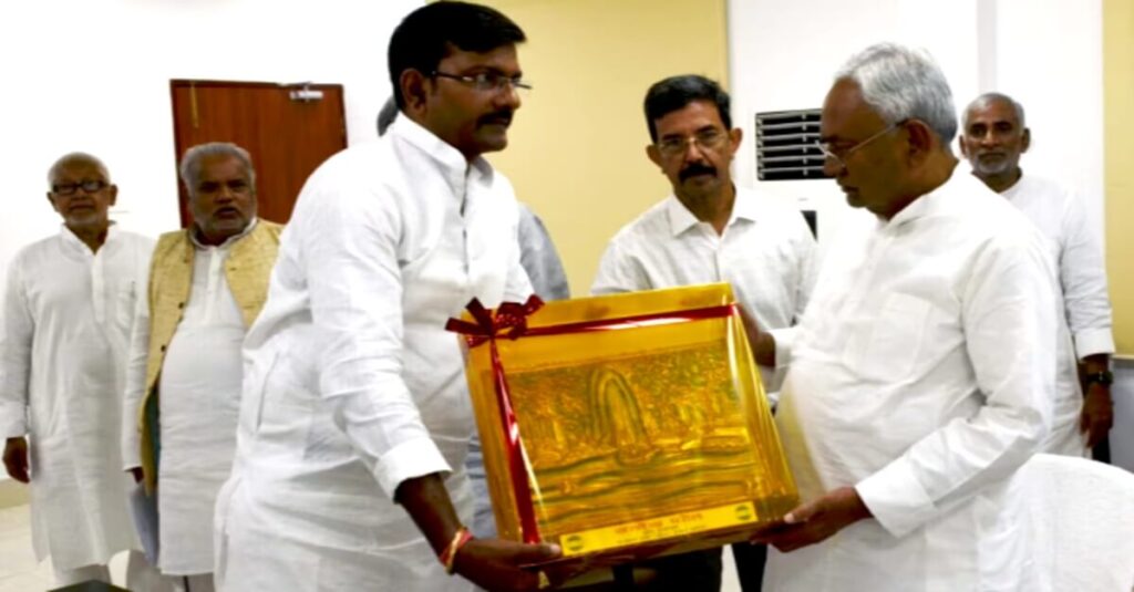 नीतीश को फूलपुर से लड़ाने आग्रह पत्र लेकर पटना पहुंचे यूपी के जदयू नेता, बोले- तैयारी पूरी, 3 महीने करें प्रचार 1 20231028 165723