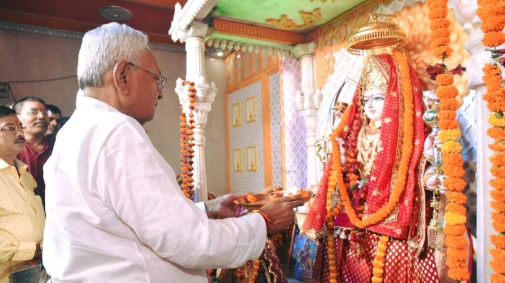 सीएम नीतीश की देवी भक्ति, दुर्गा पंडालों में की पूजा, दशहरा की दी शुभकामनाएं 1 FB IMG 1697901005335