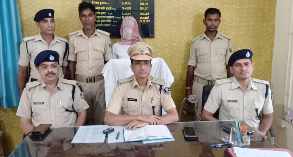 उजियारपुर में महिला से सामूहिक दुष्कर्म के बाद हत्या मामले में एक आरोपी गिरफ्तार 1 IMG 20231004 WA0031 01