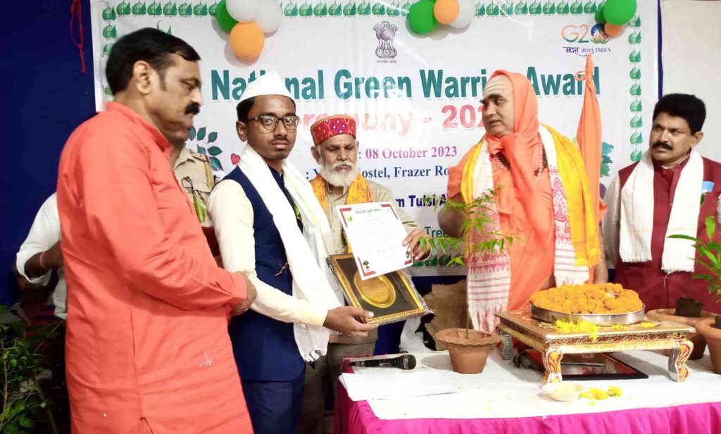समस्तीपुर के ट्री-बॉय कन्हैया को पटना में ‘राष्ट्रीय पर्यावरण योद्धा सम्मान’ से किया गया सम्मानित 1 IMG 20231009 WA0041 01