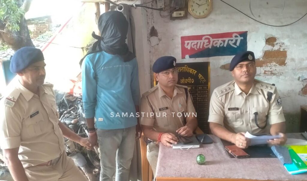 समस्तीपुर टाउन मीडिया की खबर का असर; आर्केस्ट्रा के दौरान नर्तकी के साथ डांस करते हुए पिस्टल लहराना युवक को पड़ा महंगा, गिरफ्तार 1 IMG 20231012 WA0038 01