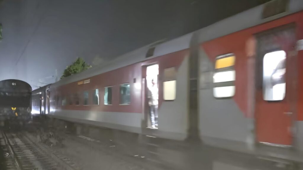 नॉर्थ ईस्ट ट्रेन हादसे के 44 घंटे बाद ट्रैक बहाल, रघुनाथपुर से गुजरी मगध एक्सप्रेस... 1 IMG 20231013 WA0058