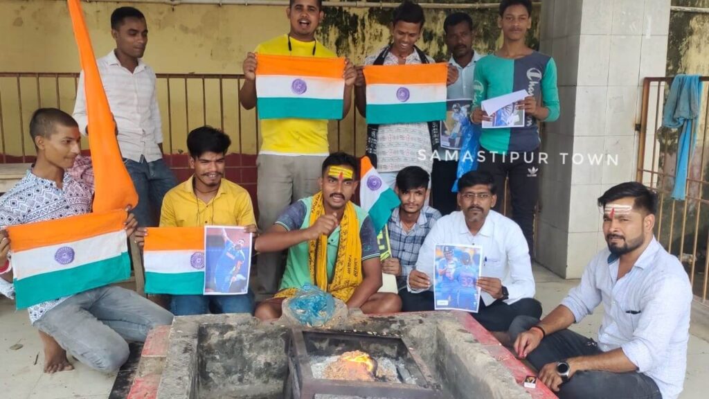 समस्तीपुर में टीम इंडिया के फैंस पर चढ़ा क्रिकेट का खुमार, भारतीय टीम की जीत की कामना को लेकर किया पूजा हवन 1 IMG 20231014 WA0014 01 01