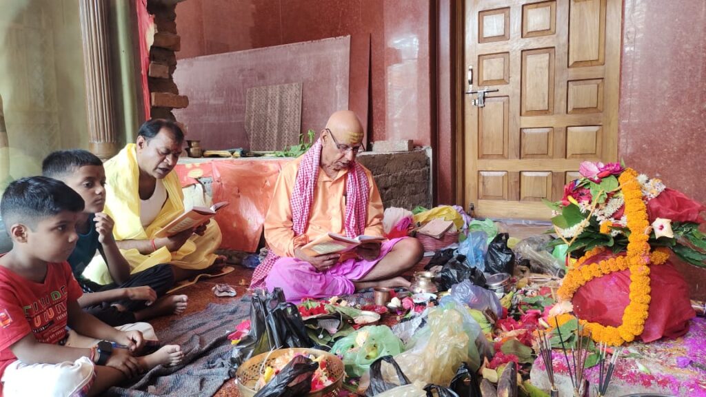 शक्ति की अधिष्ठात्री देवी मां दुर्गा की अराधना का पवित्र पर्व शारदीय नवरात्रि कलश स्थापना के साथ शुरू 1 IMG 20231015 WA0091