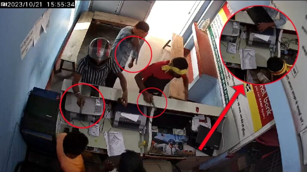 पटोरी बाजार में हथियार के बल पर CSP में घुसकर बेखौफ हथियारबंद अपराधियों ने 5 लाख रूपये लूटे 1 IMG 20231021 WA0078