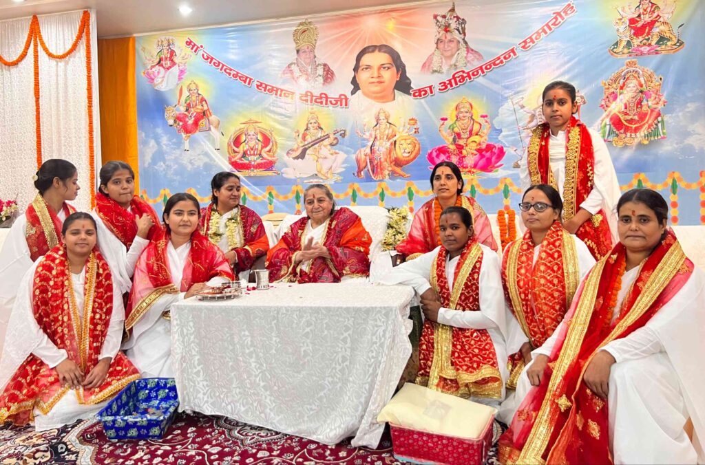 नवरात्र के सप्तमी पर प्रजापिता ब्रह्माकुमारी ईश्वरीय विश्वविद्यालय में सेवाकेंद्र प्रभारी बहनों का किया गया अभिनंदन 1 IMG 20231021 WA0091