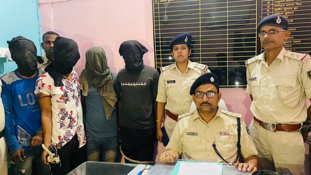 समस्तीपुर में फाइनेंस कर्मी से लूट मामले में लाइनर सहित 4 बदमाश गिरफ्तार, रुपये भी किया गया बरामद, गांव के युवकों ने ही की थी घटना 1 IMG 20231002 231327 435