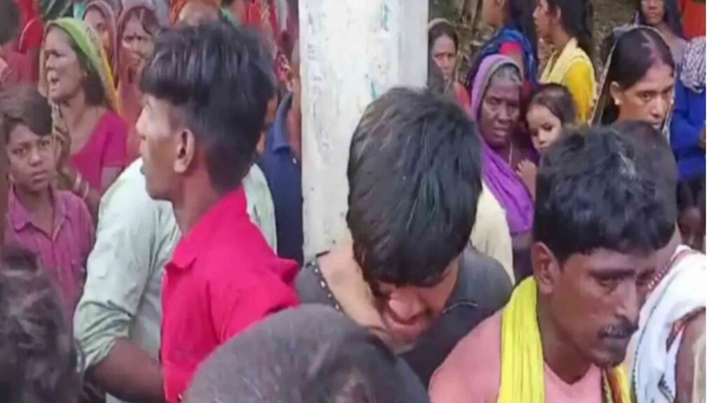 समस्तीपुर: चोरी की नीयत से घर में घुसे तीन बदमाशों को लोगों ने पकड़ खंभे में बांधकर पीटा, फिर किया पुलिस के हवाले 1 Picsart 23 10 11 08 38 30 291
