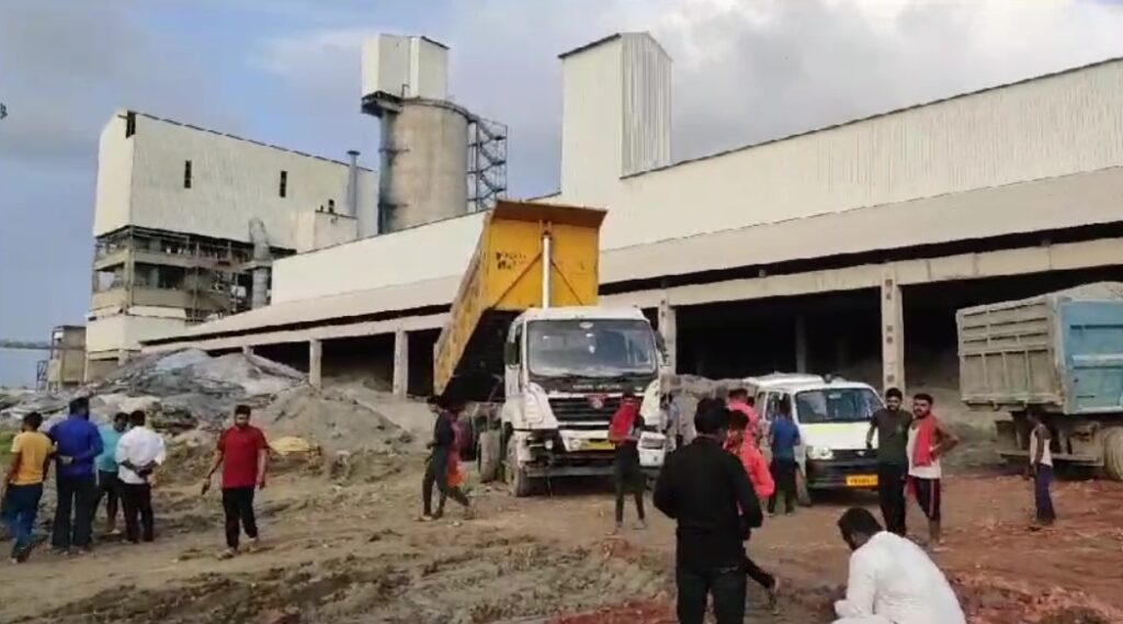 समस्तीपुर स्थित सीमेंट फैक्ट्री में हादसे में ट्रक चालक की मौत, दूसरे चालक को करवा रहा था गाड़ी पार्क, ट्रक के नीचे आने से हुई मौत 1 Screenshot 2023 10 02 22 31 58 01 6012fa4d4ddec268fc5c7112cbb265e7 01