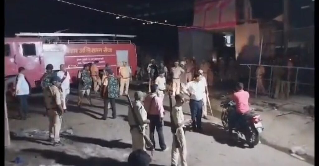 बेगूसराय में मूर्ति विसर्जन के दौरान दो समुदायों में हुई हिंसक झड़प, जमकर हुई रोड़ेबाजी, छावनी में तब्दील हुआ इलाका 1 Screenshot 20231025 201111 X