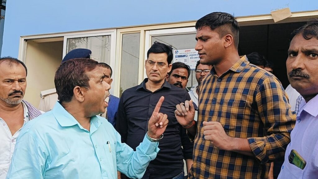 कॉलर पकड़ा, गाली दी; मुंगेर के अस्पताल में डॉक्टर से भिड़े बीजेपी विधायक, इस बात पर मचा बवाल 1 clash between bjp mla and doctor sixteen nine