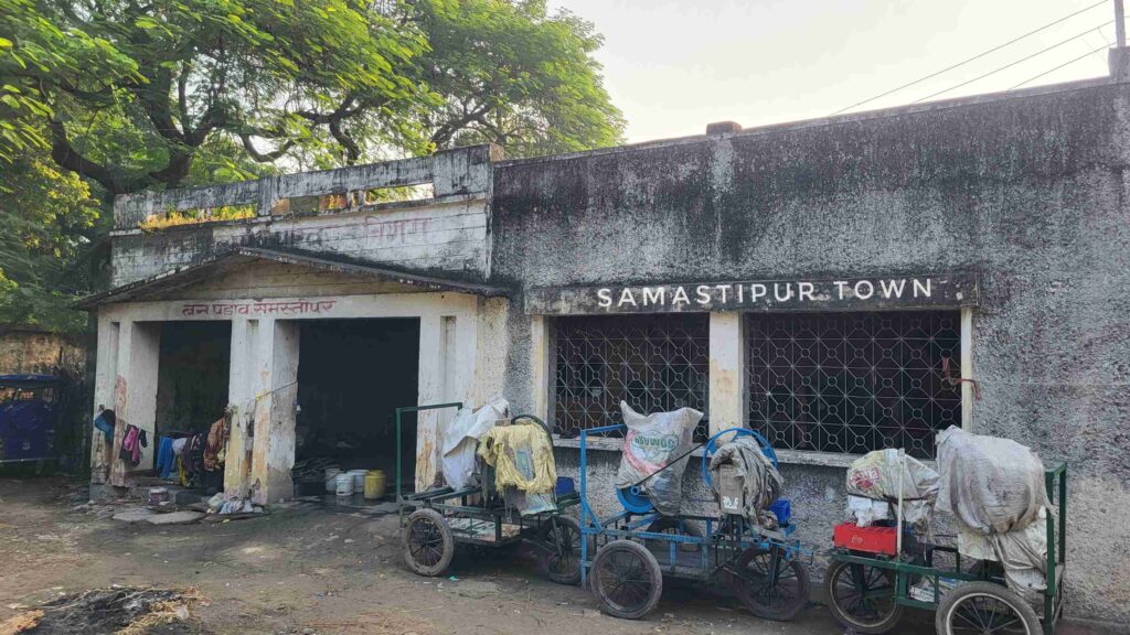 समस्तीपुर सरकारी बस स्टैंड पर अतिक्रमणकारियों का कब्जा, दिनभर गंजेरीयों का अड्डा और रात को देह व्यापार का धंधा 1 20231028 075555 01