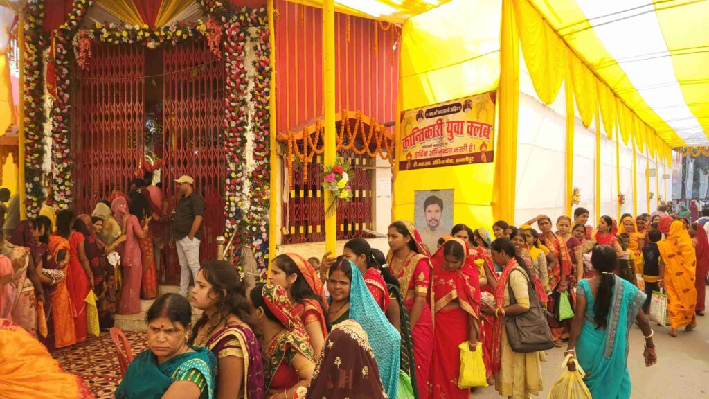 समस्तीपुर में श्रद्धा के साथ जगह-जगह हुई मां काली की पूजा, खोईंछा भरने को उमड़ी रही भीड़ 1 20231113 120957 01