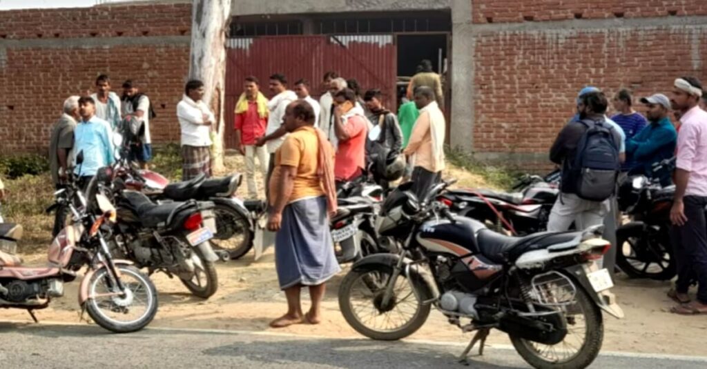 बिहार: मुखिया प्रत्याशी का मर्डर करने के बाद भाग रहे अपराधियों को ग्रामीणों ने पकड़ा, 2 को पीट-पीटकर मार डाला, तीसरे की हालत गंभीर 1 20231115 134424