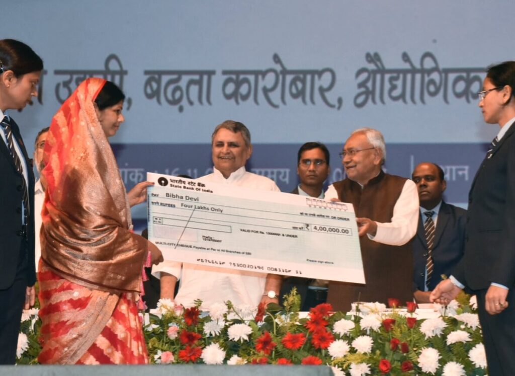 मुख्यमंत्री उद्यमी योजना: लाभार्थियों के बीच पहली किस्त का वितरण, CM नीतीश ने जारी की राशि 1 20231116 130419