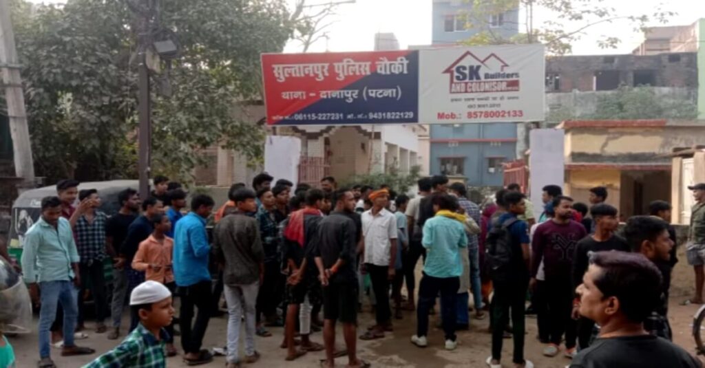 बिहार: शराब के नशे में धुत पुलिसकर्मी...छात्रा से की छेड़खानी, जबरन गाड़ी में खींचने की कोशिश, लोगों ने जमकर की पिटाई 1 20231122 163819