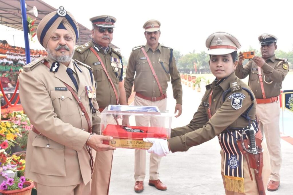 बिहार को मिले 57 DSP, पुलिस अकादमी राजगीर में दीक्षांत समारोह का आयोजन, DGP ने कहा- ईमानदारी से अपने कर्तव्यों का निर्वहन करें 1 FB IMG 1700830827018