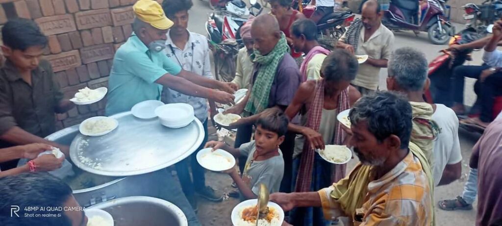 समस्तीपुर में पिछले 5 वर्षों से 'टीम भारत' इंसान के भूख की जरूरत को कर रहा है पूरा 1 FB IMG 1701141784862