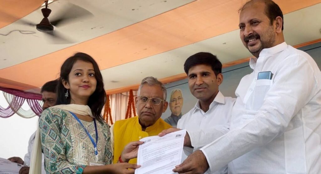 शिक्षक-अध्यापक पद पर चयनित समस्तीपुर के साढ़े 6 हजार शिक्षकों को मिला तदर्थ नियुक्ति पत्र, समस्तीपुर कॉलेज के मैदान में लगभग 900 शिक्षकों ने लिया भाग 1 IMG 20231102 WA0021