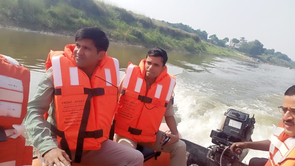 डीएम व एसपी ने SDRF की टीम के साथ छठ घाटों का किया निरीक्षण, दिये आवश्यक निर्देश 1 IMG 20231103 WA0052 01
