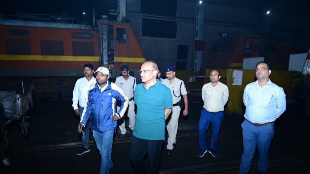 पूर्व मध्य रेल के GM देर रात समस्तीपुर स्टेशन का निरीक्षण करते हुए यात्री सुविधाओं, सुरक्षा व संरक्षा आदि का जायजा लिया 1 IMG 20231110 WA0095