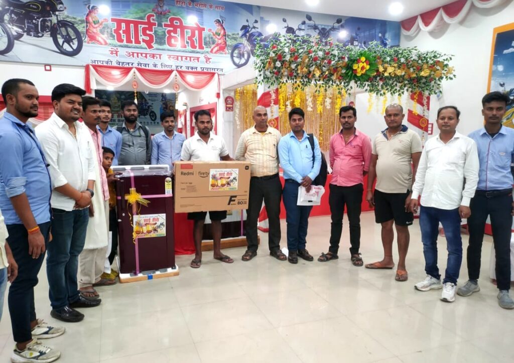 लक्की ड्रा विजेताओं के बीच साई हीरो ने बांटे उपहार 1 IMG 20231115 WA0035