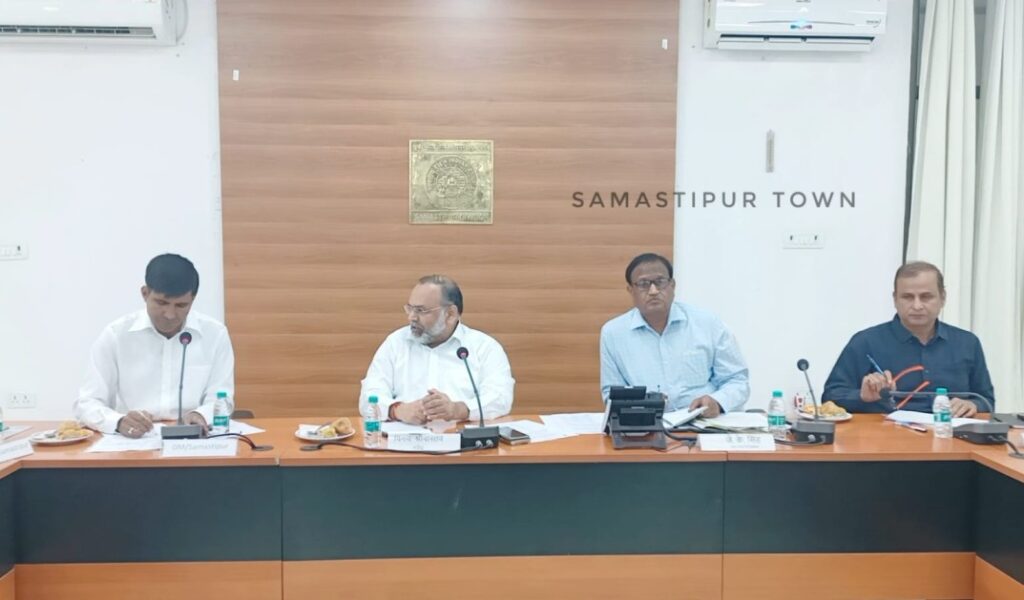 छठ में भीड़ नियंत्रण को लेकर समस्तीपुर जिला प्रशासन व रेल प्रशासन ने की संयुक्त बैठक, भीड़ देखते हुए ट्रेन स्लो करने का आदेश 1 IMG 20231116 WA0034 01