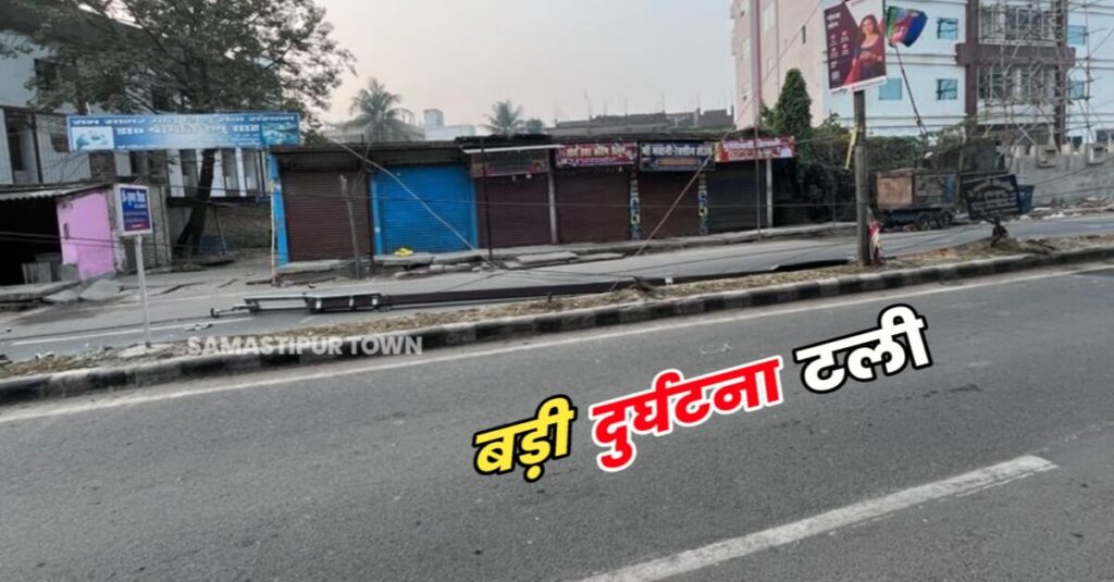 मोहनपुर रोड में अनियंत्रित ट्रक ने सुबह-सुबह बिजली के पोल में मारी टक्कर, हाईटेंशन तार भी टूटकर बीच सड़क पर गिरी 1 IMG 20231124 WA0021