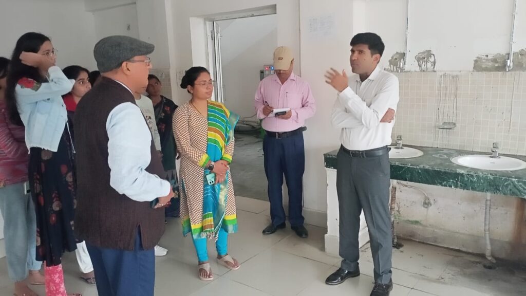 पॉलिटेक्निक कॉलेज के निरीक्षण में पहुंचे DM, नहीं थी साफ सफाई, वॉशरूम में था अंधेरा, नल भी था खराब; वहीं सड़क निर्माण कार्य भी मिला बंद 1 IMG 20231130 WA0058 01