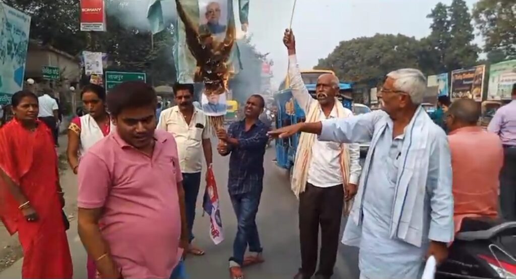 पूर्व CM जीतन राम मांझी को सदन में अपमानित किये जाने के विरोध में 'हम' कार्यकर्ताओं ने नीतीश कुमार का फूंका पुतला 1 Screenshot 20231111 002658 Gallery