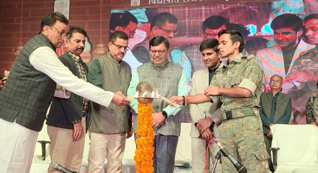 तीन दिवसीय विद्यापति राजकीय महोत्सव का हुआ आगाज, निमंत्रण के बावजूद एक भी मंत्री और सांसद नहीं हुए शामिल 1 Screenshot 20231125 200959 Gallery