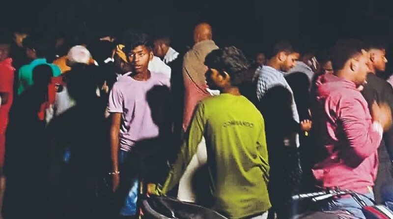 छपरा में नाव हादसा; 3 की मौत 18 लोग लापता, डीएम और एसपी घटनास्थल पर पहुंचे 1 WhatsApp Image 2023 11 01 at 20 28 31