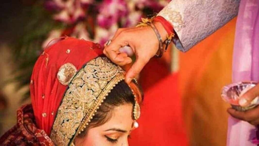 समस्तीपुर के इस जोड़े ने दो साल पहले किया था प्रेम विवाह, अब पति निकाल रहा घर से बाहर, दूसरी शादी करने की मंशा से प्रताड़ना का आरोप 1 sindoor 1068x601 1