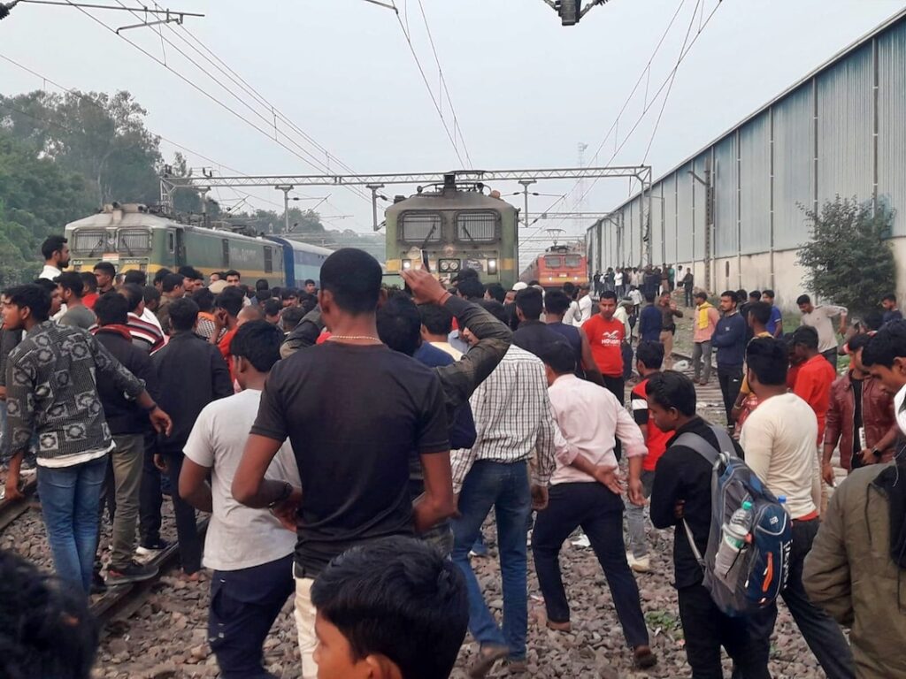 मेरी ड्यूटी खत्म बोलकर ड्राइवर ने बीच रास्ते में खड़ी कर दी ट्रेन, फंस गए 2500 यात्री; बिहार से दिल्ली जा रही ट्रेन में यात्रियों ने काटा बवाल 1 train 1