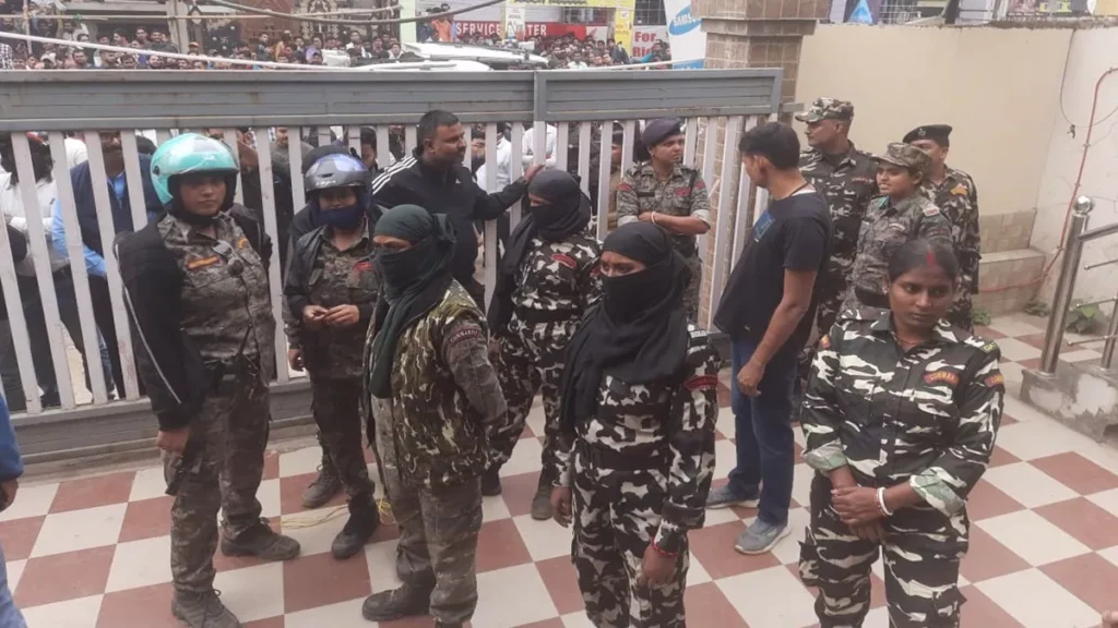 06 12 2023 ara axis bank robbery 2 23597933 12127584