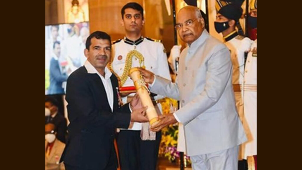 बजरंग पूनिया के बाद अब गूंगा पहलवान लौटाएंगे पद्मश्री अवॉर्ड: एक्स पर लिखा- मैं भी अपनी बहन और देश की बेटी के लिए प्रधानमंत्री को पद्मश्री लौटा दूंगा 1 126 3