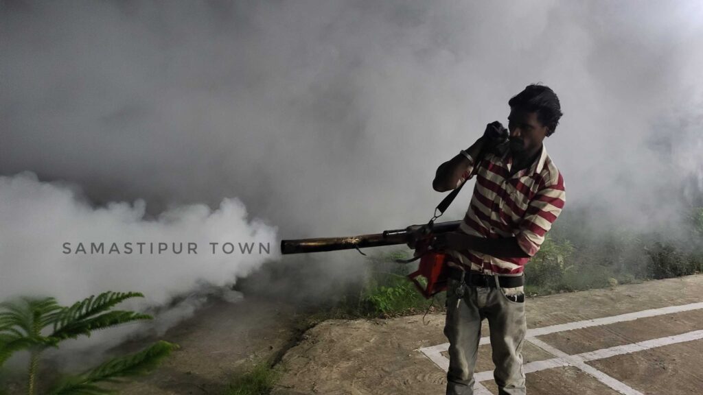 समस्तीपुर शहर में बढ़ती गंदगी के कारण तेजी से बढ़ रहे मच्छर, नगर निगम द्वारा नहीं की जा रही नियमित फॉगिंग 1 20231012 193107 01