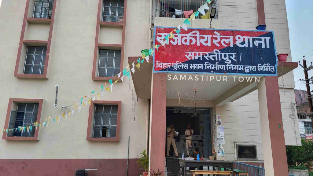 रेल SP ने BMP हवलदार को किया निलंबित, जानकी एक्सप्रेस में यात्री से पैसा वसूली का वीडियो मिलते ही त्वरित कार्रवाई 1 20231115 165135 01
